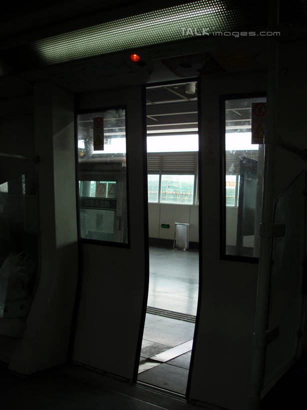 无人,竖图,室内,白天,正面,旅游,度假,安全,窗户,标志建筑,地标,地铁,建筑,上海,中国,亚洲,阴影,反射,影子,防护,轨道交通,娱乐,建设,玻璃窗,安全门,享受,休闲,旅游胜地,放松,保护,申,保险,东亚,上海市,中华人民共和国,沪,华东地区,保全,周全,安稳,安定,平安,彩图,地铁机动车,地下铁,轻轨,地铁屏蔽门,屏蔽门,shslj1