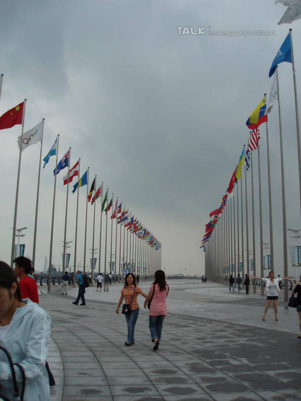 东方人,站,走,竖图,室外,白天,仰视,旅游,度假,美景,道路,路,旗帜,国旗,青岛,中国,亚洲,行人,游客,游人,服装,景观,乌云,云,阴天,云朵,小路,交通,许多人,云彩,注视,休闲装,黄种人,娱乐,山东,路人,旅客,衣服,天空,自然,天,观察,看,站着,一群人,享受,休闲,休闲服,景色,放松,服饰,观看,察看,昏暗,阴沉,关注,自然风光,东亚,山东省,中华人民共和国,华东地区,鲁,青岛市,过客,男人,男性,年轻男性,年轻女性,女人,女性,亚洲人,旗,步行,散步,站立,走路,半身,彩图,低角度拍摄,万国旗,shslj1