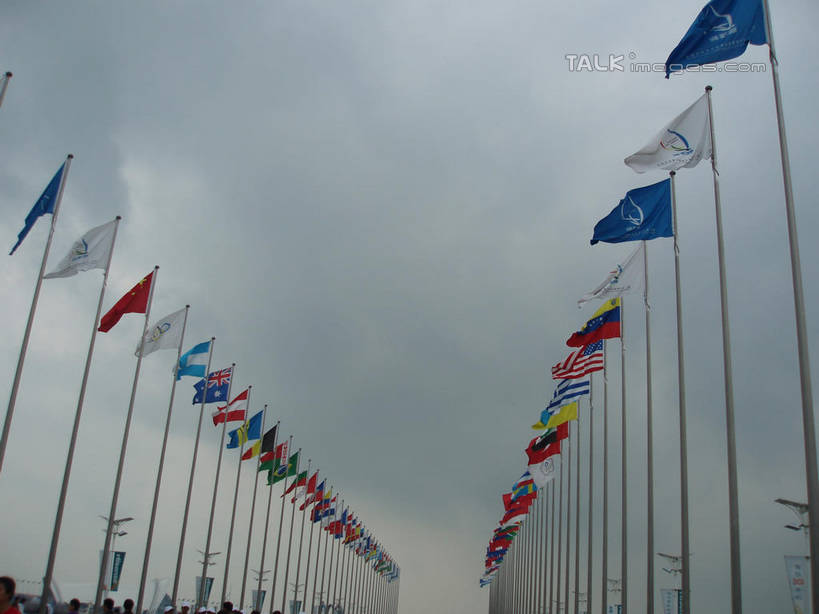 无人,横图,室外,白天,仰视,美景,植物,旗帜,国旗,青岛,中国,亚洲,一排,许多,整齐,并列,并排,景观,乌云,云,阴天,云朵,很多,云彩,山东,树,树木,排列,绿色,天空,自然,天,景色,生长,成长,昏暗,阴沉,队列,自然风光,平行,东亚,山东省,中华人民共和国,华东地区,鲁,青岛市,旗,彩图,低角度拍摄,万国旗,shslj1