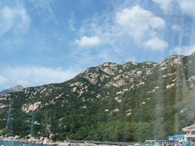 无人,横图,室内,白天,正面,旅游,度假,草地,草坪,海浪,海洋,石头,美景,沙滩,山,山脉,植物,窗户,青岛,中国,亚洲,阴影,光线,沙子,石子,影子,海岸,景观,浪花,山峰,云,云朵,沙地,山峦,云彩,娱乐,山东,玻璃窗,草,蓝色,绿色,白云,蓝天,天空,阳光,自然,海水,群山,天,享受,休闲,景色,放松,晴朗,自然风光,海景,东亚,山东省,中华人民共和国,华东地区,鲁,青岛市,大海,风浪,海,海水的波动,海滩,近岸浪,石块,岩石,涌浪,晴空,彩图,shslj1