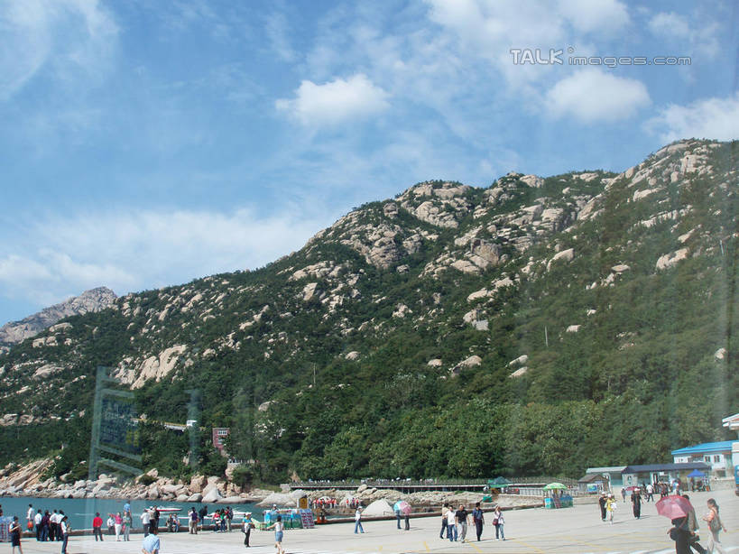 东方人,站,走,横图,室内,白天,正面,旅游,度假,草地,草坪,海浪,海洋,石头,美景,沙滩,山,山脉,植物,窗户,青岛,中国,亚洲,行人,阴影,服装,光线,沙子,石子,影子,海岸,景观,浪花,山峰,云,云朵,沙地,山峦,许多人,云彩,注视,休闲装,黄种人,娱乐,山东,路人,玻璃窗,草,衣服,蓝色,绿色,白云,蓝天,天空,阳光,自然,海水,群山,天,观察,看,站着,一群人,享受,休闲,休闲服,景色,放松,服饰,晴朗,观看,察看,关注,自然风光,海景,东亚,山东省,中华人民共和国,华东地区,鲁,青岛市,过客,男人,男性,年轻男性,年轻女性,女人,女性,亚洲人,大海,风浪,海,海水的波动,海滩,近岸浪,石块,岩石,涌浪,晴空,步行,散步,站立,走路,半身,彩图,shslj1