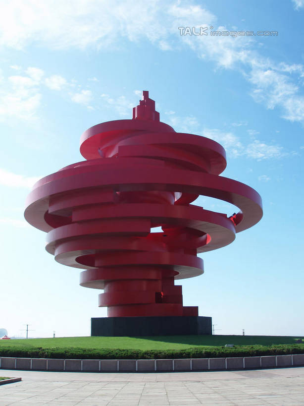 无人,竖图,室外,白天,正面,旅游,度假,草地,草坪,植物,标志建筑,地标,建筑,雕塑,青岛,中国,亚洲,阴影,艺术,装饰,环绕,缠绕,光线,雕刻,雕像,影子,云,云朵,云彩,娱乐,建设,山东,草,红色,蓝色,绿色,白云,蓝天,天空,阳光,工艺品,天,享受,休闲,旅游胜地,放松,晴朗,纪念,美术,主题,纠缠,陈列,东亚,山东省,中华人民共和国,华东地区,功能,美学,鲁,青岛市,晴空,彩图,shslj1