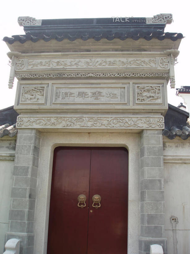 无人,家,竖图,室外,白天,正面,度假,美景,门,城市风光,城市,雕塑,中国,亚洲,阴影,艺术,装饰,光线,标志,雕刻,牌匾,文字,影子,字符,大门,房屋,屋子,景观,文化,娱乐,标识,浙江,楼房,住宅,浙江省,红色,蓝色,蓝天,天空,阳光,工艺品,门框,天,享受,休闲,汉字,景色,放松,缥缈峰,晴朗,纪念,美术,中文,主题,前门,陈列,宅院,东亚,万里无云,中华人民共和国,华东地区,浙,功能,美学,国文,华文,晴空,晴空万里,彩图,房子,宅门,shslj1