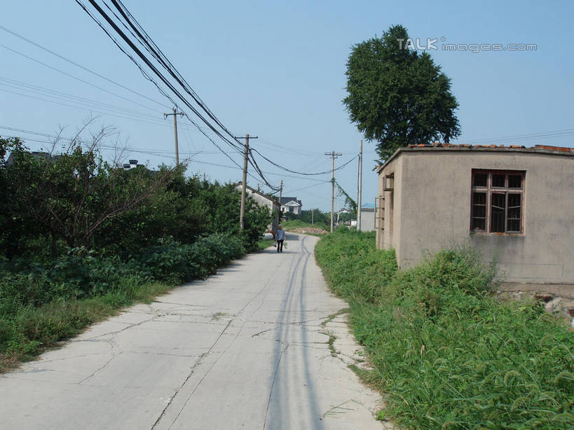 东方人,一个人,家,站,横图,室外,白天,侧面,旅游,度假,草地,草坪,美景,树林,植物,道路,路,中国,亚洲,仅一个男性,仅一个人,阴影,服装,电力,光线,电线,电线杆,线,影子,房屋,屋子,景观,公寓,小路,电能,交通,线路,注视,休闲装,黄种人,娱乐,洋房,浙江,楼房,住宅,草,树,树木,浙江省,衣服,蓝色,绿色,蓝天,天空,阳光,自然,天,观察,看,站着,仅一个老年男性,享受,休闲,休闲服,景色,放松,服饰,缥缈峰,生长,晴朗,成长,观看,电,电源,察看,关注,自然风光,能量,东亚,万里无云,中华人民共和国,华东地区,浙,老年男性,男人,男性,亚洲人,晴空,晴空万里,站立,彩图,全身,房子,shslj1