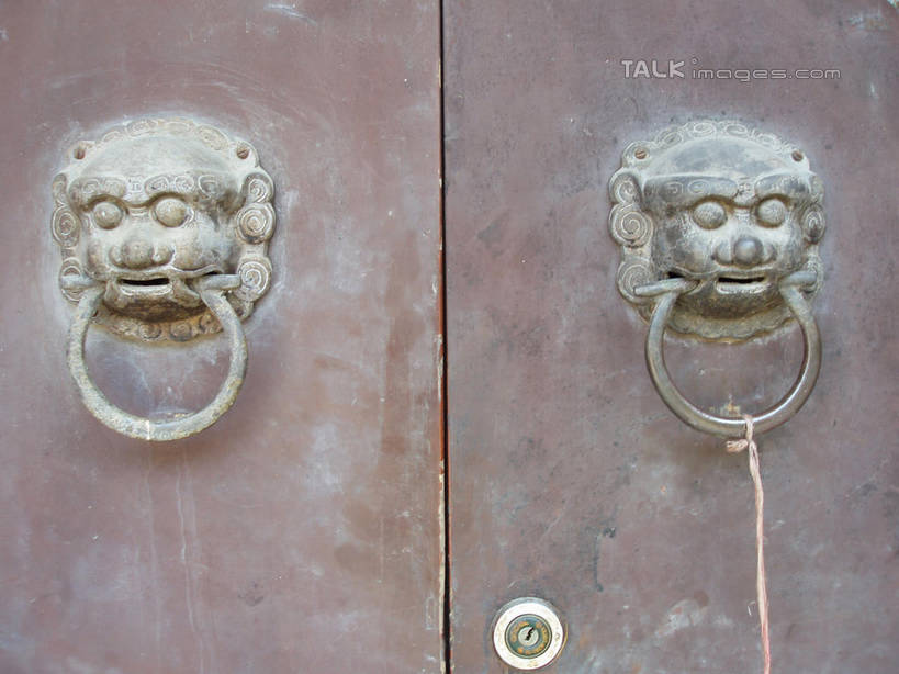 无人,横图,室外,特写,白天,正面,门,哺乳动物,野生动物,狮子,静物,雕塑,阴影,艺术,装饰,光线,雕刻,雕像,影子,大门,阳光,动物,把手,门把手,工艺品,门框,纪念,门把,美术,主题,前门,凶猛,陈列,宅院,功能,美学,残暴,凶残,拉手,彩图,宅门,shslj1