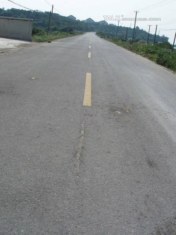 无人,竖图,室外,白天,正面,消失点,旅游,度假,草地,草坪,美景,植物,道路,路,公路,中国,亚洲,阴影,电力,光线,电线,电线杆,线,影子,景观,分界线,电能,停车线,交通,线路,娱乐,浙江,草,浙江省,蓝色,绿色,蓝天,天空,阳光,自然,天,享受,休闲,景色,放松,缥缈峰,晴朗,电,车行道,车行道分界线,电源,自然风光,标线,能量,东亚,车行线,万里无云,中华人民共和国,华东地区,浙,晴空,晴空万里,马路,彩图,没影点,灭点,shslj1