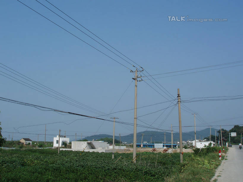 无人,家,横图,室外,白天,正面,旅游,度假,草地,草坪,美景,山,山脉,植物,道路,路,公路,中国,亚洲,阴影,电力,光线,电线,电线杆,线,影子,房屋,屋子,景观,山峰,公寓,电能,交通,山峦,线路,娱乐,洋房,浙江,楼房,住宅,草,浙江省,蓝色,绿色,蓝天,天空,阳光,自然,群山,天,享受,休闲,景色,放松,缥缈峰,晴朗,电,电源,自然风光,能量,东亚,万里无云,中华人民共和国,华东地区,浙,晴空,晴空万里,马路,彩图,房子,shslj1
