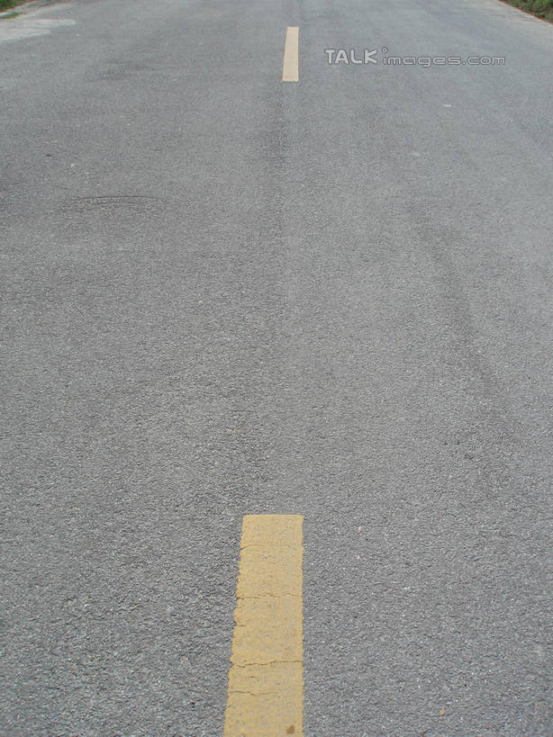 无人,竖图,俯视,室外,特写,白天,道路,路,公路,中国,亚洲,阴影,光线,影子,分界线,停车线,交通,阳光,车行道,车行道分界线,标线,东亚,车行线,中华人民共和国,马路,彩图,高角度拍摄,shslj1