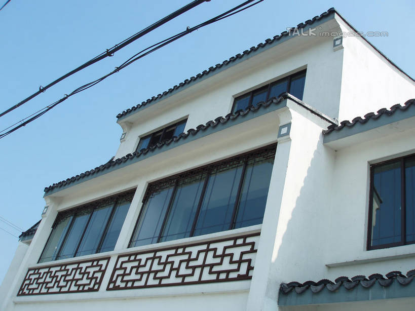 无人,家,栏杆,横图,室外,白天,仰视,度假,美景,窗户,窗帘,城市风光,城市,中国,亚洲,阴影,装饰,电力,光线,电线,线,影子,房屋,屋子,景观,公寓,围栏,电能,线路,娱乐,洋房,护栏,楼房,玻璃窗,住宅,蓝色,蓝天,天空,阳光,帘子,天,享受,休闲,遮阳,景色,放松,晴朗,电,华丽,修饰,电源,电源线,点缀,能量,东亚,万里无云,中华人民共和国,衬托,美观,雅致,雅观,晴空,晴空万里,彩图,低角度拍摄,房子,shslj1