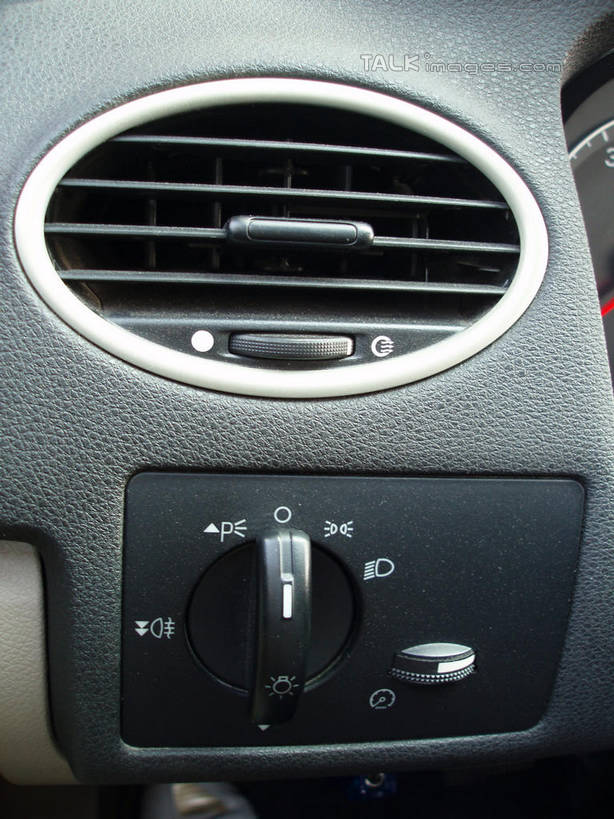 无人,竖图,室内,特写,白天,正面,零件,电路,汽车,静物,一辆,关闭,阴影,反射,电器,影子,开关,车,空调,按钮,交通工具,轿车,打开,调节,舒适,家电,家用电器,开启,载具,调整,闭合,空气调节器,彩图,shslj1