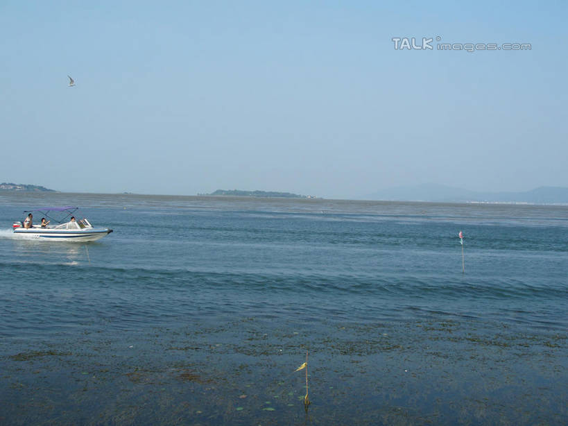 东方人,两个人,坐,横图,室外,白天,侧面,旅游,度假,湖,湖泊,美景,山,山脉,水,船,太湖,中国,亚洲,行人,游客,游人,阴影,波纹,飞溅,服装,溅,光线,液体,影子,湖面,景观,山峰,水滴,水流,水面,游艇,山峦,注视,休闲装,黄种人,娱乐,江苏,苏州,路人,旅客,水珠,衣服,蓝色,蓝天,水纹,天空,阳光,自然,船尾波,交通工具,波浪,湖水,群山,天,观察,看,享受,休闲,休闲服,景色,放松,服饰,缥缈峰,西山,晴朗,观看,察看,关注,喷洒,自然风光,载具,东亚,江苏省,苏州市,万里无云,中华人民共和国,华东地区,苏,过客,吴中区,男人,男性,年轻男性,年轻女性,女人,女性,亚洲人,晴空,晴空万里,坐着,彩图,全身,洞庭西山,包山,shslj1