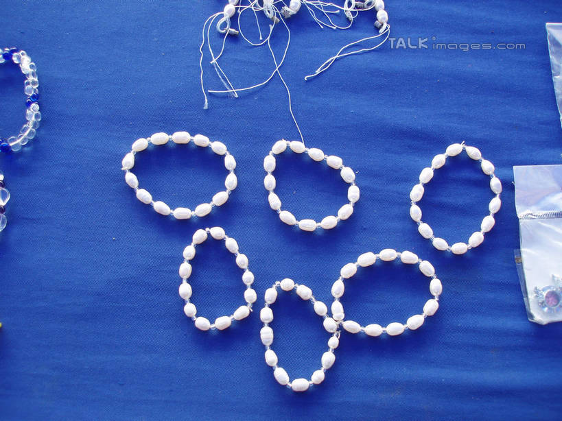 无人,横图,俯视,室内,特写,白天,静物,许多,阴影,反射,布料,影子,很多,布纹,装饰品,桌布,蓝色,餐巾,饰品,手链,首饰,台布,手镯,镯子,餐桌布,彩图,高角度拍摄,shslj1