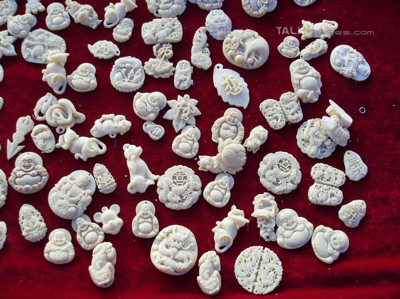 无人,横图,俯视,室内,特写,白天,静物,工艺美术品,玉,许多,阴影,艺术,反射,布料,雕刻,影子,艺术品,很多,布纹,桌布,排列,红色,餐巾,工艺品,台布,奢侈品,玉雕,工艺,玉器,美术,贵重,珍贵,玉石,玉佩,摆列,宝贵,餐桌布,彩图,高角度拍摄,布列,分列,shslj1