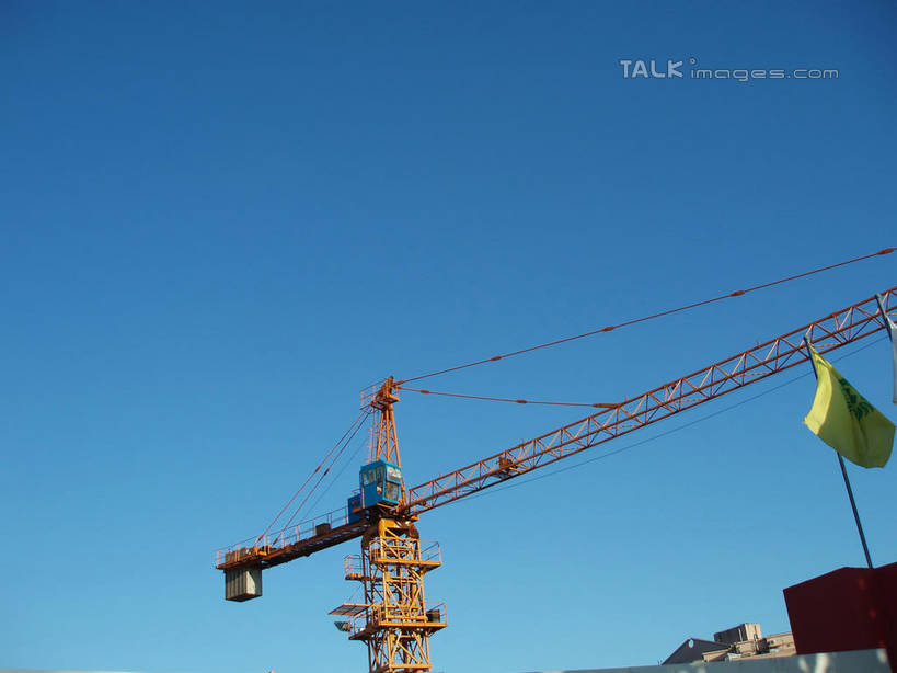 无人,横图,室外,白天,仰视,技术,建筑,旗帜,中国,亚洲,阴影,飘扬,光线,影子,设备,旗子,吊车,施工,蓝色,蓝天,天空,阳光,交通工具,天,机械,起重机,晴朗,飘逸,工程,载具,飞扬,东亚,万里无云,中华人民共和国,旌旗,旗号,工作车,施工车,汽车吊,晴空,晴空万里,彩图,低角度拍摄,shslj1