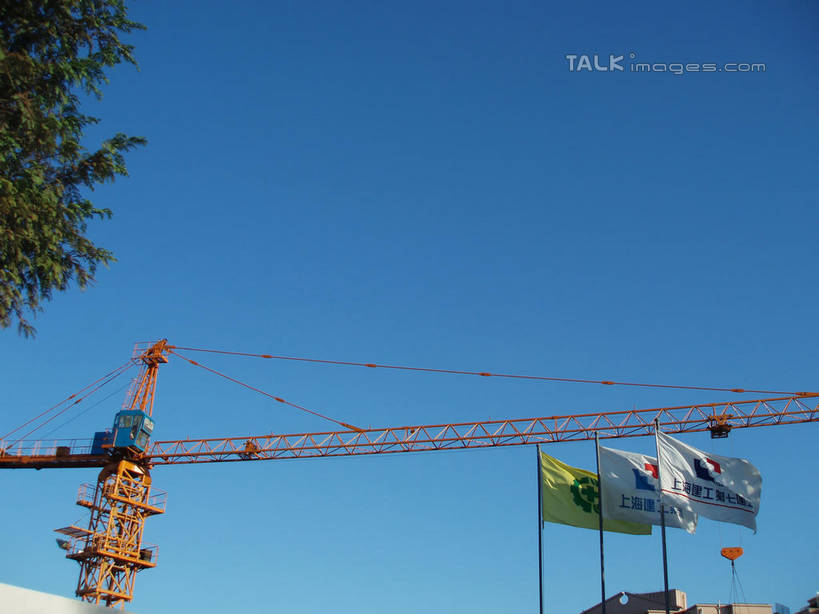 无人,横图,室外,白天,仰视,技术,建筑,旗帜,中国,亚洲,阴影,飘扬,光线,影子,设备,旗子,吊车,施工,蓝色,蓝天,天空,阳光,交通工具,天,机械,起重机,晴朗,飘逸,工程,载具,飞扬,东亚,万里无云,中华人民共和国,旌旗,旗号,工作车,施工车,汽车吊,晴空,晴空万里,彩图,低角度拍摄,shslj1