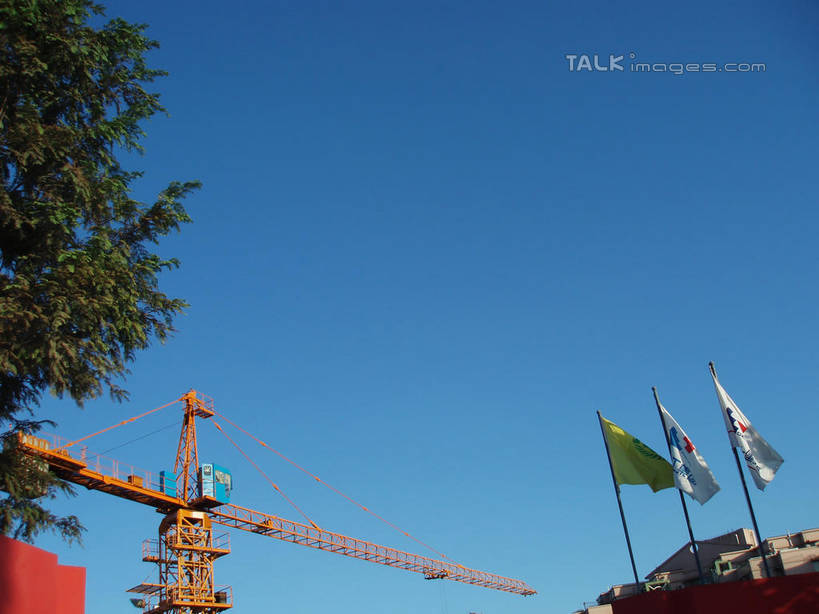 无人,横图,室外,白天,仰视,技术,建筑,旗帜,中国,亚洲,阴影,飘扬,光线,影子,设备,旗子,吊车,施工,蓝色,蓝天,天空,阳光,交通工具,天,机械,起重机,晴朗,飘逸,工程,载具,飞扬,东亚,万里无云,中华人民共和国,旌旗,旗号,工作车,施工车,汽车吊,晴空,晴空万里,彩图,低角度拍摄,shslj1