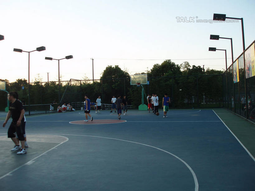 东方人,运动员,站,举,横图,室外,白天,正面,运动服,锻炼,快乐,比赛,运动,竞争,草地,草坪,树林,植物,路灯,照明,亚洲,阴影,服装,光线,影子,篮球场,球场,灯光,许多人,篮球运动员,注视,黄种人,娱乐,场地,灯,草,树,树木,衣服,蓝色,绿色,蓝天,天空,阳光,自然,天,观察,看,托,站着,一群人,休闲,服饰,生长,晴朗,成长,观看,照亮,察看,体育运动,衣着,照明设备,穿着,关注,万里无云,衣饰,体育,男人,男性,年轻男性,亚洲人,晴空,晴空万里,体育运动员,运动选手,举起,举手,举着,向上举,向上伸,向上托,站立,半身,彩图,健身,篮球场地,运动装,shslj1