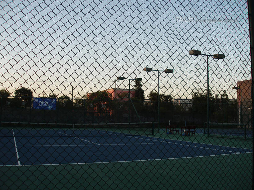 无人,家,横图,室外,白天,正面,度假,草地,草坪,美景,树林,植物,城市风光,城市,路灯,照明,中国,亚洲,阴影,光线,影子,房屋,屋子,景观,篮球场,球场,灯光,铁丝网,娱乐,场地,楼房,住宅,灯,草,树,树木,蓝色,绿色,蓝天,天空,阳光,自然,天,享受,休闲,景色,放松,生长,晴朗,成长,照亮,照明设备,东亚,万里无云,中华人民共和国,铁蒺藜,晴空,晴空万里,彩图,房子,篮球场地,shslj1