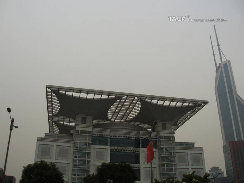 无人,高楼大厦,横图,室外,白天,仰视,旅游,度假,植物,标志建筑,大厦,地标,建筑,路灯,摩天大楼,旗帜,照明,上海,中国,亚洲,灯光,娱乐,旗子,建设,灯,树,树木,绿色,天空,自然,人民广场,天,享受,休闲,旅游胜地,放松,上海城市规划馆,生长,成长,照亮,申,照明设备,黄浦区,东亚,上海城市规划展示馆,上海市,中华人民共和国,沪,华东地区,旌旗,旗号,上海人民广场,彩图,低角度拍摄,大楼,高层建筑,高楼,摩天楼,shslj1