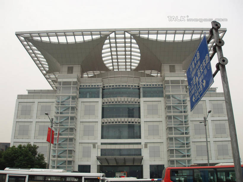 无人,高楼大厦,横图,室外,白天,仰视,旅游,度假,植物,标志建筑,大厦,地标,建筑,路灯,摩天大楼,指示牌,公共汽车,旗帜,照明,上海,中国,亚洲,标志,路标,文字,字符,灯光,巴士,公交车,娱乐,标识,旗子,建设,路牌,车,灯,树,树木,绿色,天空,自然,交通工具,人民广场,天,享受,休闲,汉字,旅游胜地,放松,上海城市规划馆,生长,成长,照亮,申,照明设备,中文,载具,黄浦区,东亚,上海城市规划展示馆,上海市,中华人民共和国,沪,华东地区,国文,华文,旌旗,旗号,上海人民广场,彩图,低角度拍摄,大楼,高层建筑,高楼,摩天楼,shslj1