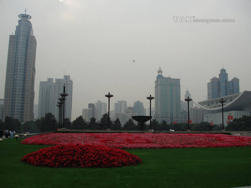 无人,博物馆,高楼大厦,横图,室外,白天,仰视,度假,花海,花圃,美景,植物,城市风光,标志建筑,城市,大厦,地标,建筑,路灯,摩天大楼,叶子,照明,上海,中国,亚洲,研究,盛开,景观,建筑群,灯光,教育,花蕾,娱乐,建设,灯,花,花瓣,花朵,花卉,鲜花,树,树木,蓝色,绿色,蓝天,天空,自然,人民广场,花丛,花束,花田,天,花苞,花蕊,享受,休闲,景色,放松,上海博物馆,生长,晴朗,成长,展览,照亮,申,照明设备,欣赏,陈列,黄浦区,东亚,上海市,万里无云,中华人民共和国,沪,华东地区,典藏,上海人民广场,晴空,晴空万里,彩图,低角度拍摄,大楼,高层建筑,高楼,摩天楼,shslj1