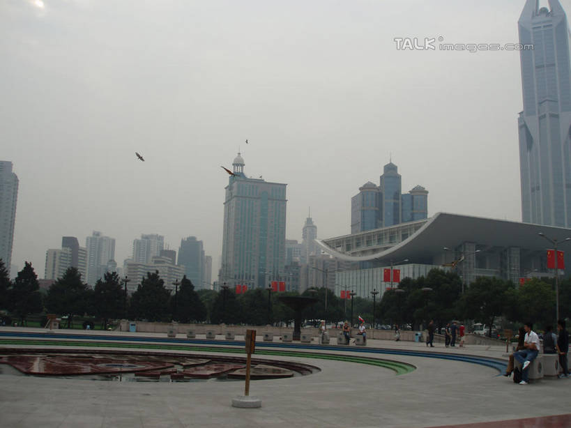 东方人,高楼大厦,站,走,横图,室外,白天,正面,度假,美景,植物,楼梯,城市风光,标志建筑,城市,大厦,地标,建筑,剧院,路灯,摩天大楼,旗帜,照明,上海,中国,亚洲,行人,游客,游人,服装,阶梯,景观,建筑群,灯光,许多人,注视,休闲装,黄种人,娱乐,旗子,建设,路人,旅客,台阶,灯,树,树木,衣服,绿色,天空,自然,人民广场,天,观察,看,站着,一群人,享受,休闲,休闲服,景色,放松,服饰,上海大剧院,生长,成长,观看,照亮,申,察看,照明设备,关注,黄浦区,东亚,上海市,中华人民共和国,沪,华东地区,旌旗,旗号,过客,上海人民广场,男人,男性,年轻男性,年轻女性,女人,女性,亚洲人,步行,散步,站立,走路,半身,彩图,大楼,高层建筑,高楼,剧场,摩天楼,shslj1