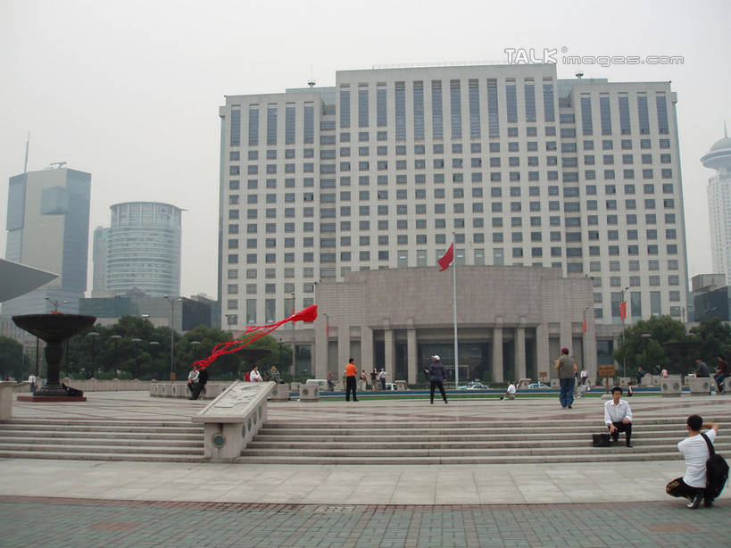 东方人,背部,栏杆,站,走,蹲,横图,室外,白天,正面,旅游,度假,草地,草坪,树林,植物,楼梯,标志建筑,地标,建筑,旗帜,国旗,相机,上海,中国,亚洲,行人,游客,游人,阴影,服装,光线,包,扶手,影子,阶梯,许多人,旅行包,注视,休闲装,黄种人,娱乐,建设,护栏,五星红旗,路人,旅客,台阶,草,树,树木,拍照,衣服,蓝色,绿色,蓝天,天空,阳光,自然,背包,数码相机,天,观察,看,站着,一群人,享受,休闲,休闲服,旅游胜地,放松,摄影,服饰,生长,晴朗,成长,观看,申,察看,关注,黄浦区,中国国旗,东亚,上海市,万里无云,中华人民共和国,沪,华东地区,旅游包,过客,男人,男性,年轻男性,年轻女性,女人,女性,亚洲人,旗,照相机,晴空,晴空万里,步行,蹲着,散步,站立,走路,彩图,全身,照相,红地五星旗,中华人民共和国国旗,上海市人民政府,人民大道,双肩包,shslj1