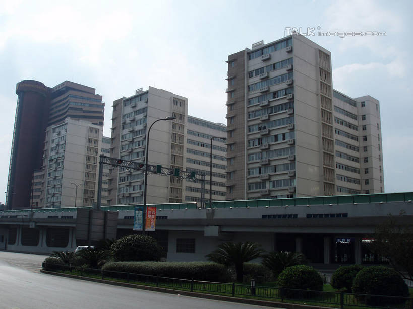 无人,家,横图,室外,白天,仰视,旅游,度假,美景,植物,城市风光,城市,道路,建筑,路,路灯,公路,照明,上海,中国,亚洲,阴影,光线,影子,房屋,墙,屋子,景观,云,云朵,公寓,建筑群,灯光,交通,云彩,娱乐,建设,洋房,楼房,墙壁,墙面,住宅,灯,树,树木,蓝色,绿色,白云,蓝天,天空,阳光,自然,人民广场,天,享受,休闲,景色,放松,生长,晴朗,成长,照亮,申,照明设备,黄浦区,东亚,上海市,中华人民共和国,沪,华东地区,上海人民广场,晴空,马路,彩图,低角度拍摄,房子,shslj1