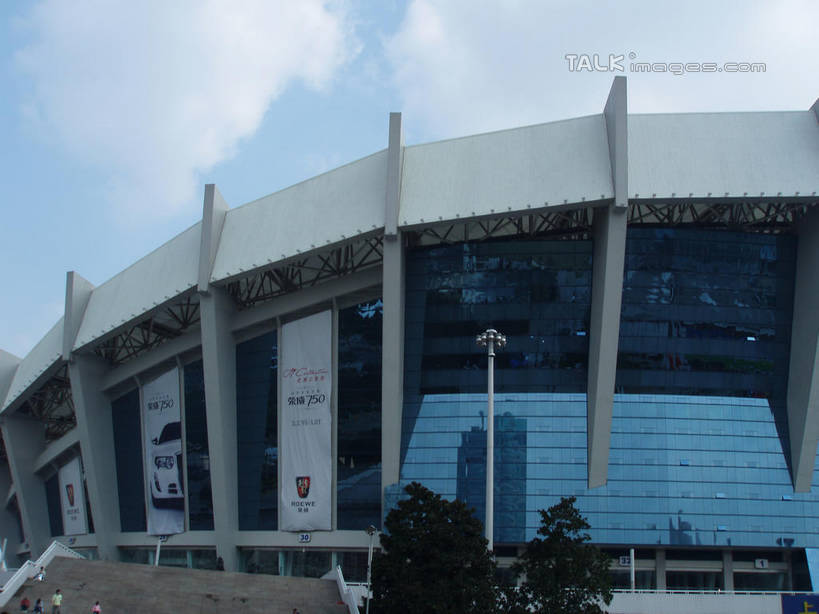 无人,体育馆,运动场,横图,室外,白天,仰视,旅游,度假,植物,标志建筑,地标,建筑,路灯,照明,上海,中国,亚洲,阴影,光线,影子,云,云朵,灯光,云彩,娱乐,建设,体育场,灯,树,树木,蓝色,绿色,白云,蓝天,天空,阳光,自然,天,享受,休闲,旅游胜地,放松,生长,晴朗,成长,照亮,申,照明设备,东亚,上海体育馆,徐汇区,上海大舞台,上海市,中华人民共和国,沪,华东地区,运动馆,晴空,彩图,低角度拍摄,万人体育馆,shslj1