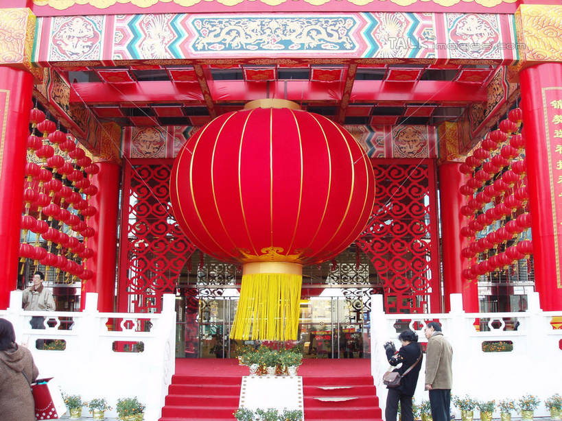 东方人,三个人,栏杆,站,横图,室外,白天,仰视,爱情,度假,美景,楼梯,城市风光,城市,照明,中国,春节,亚洲,许多,行人,游客,游人,吊挂,悬挂,服装,节日,庆祝,灯笼,扶手,纸灯笼,柱子,阶梯,墙,景观,很多,浪漫,挂,休闲装,黄种人,文化,娱乐,护栏,路人,旅客,墙壁,墙面,台阶,衣服,红色,灯具,站着,庆典,享受,休闲,温暖,温馨,休闲服,景色,恩爱,放松,恋人,服饰,纪念,照亮,和睦,照明设备,东亚,中华人民共和国,过客,男人,男性,年轻男性,年轻女性,女人,女性,亚洲人,情侣,站立,半身,彩图,低角度拍摄,伴侣,融洽,shslj1