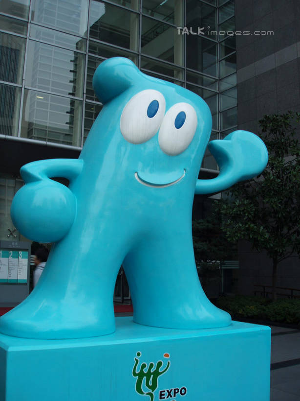 无人,站,举,笑,微笑,竖图,室外,白天,正面,旅游,度假,窗户,标志建筑,地标,建筑,雕塑,上海,中国,亚洲,阴影,艺术,装饰,光线,雕刻,雕像,吉祥物,影子,注视,娱乐,建设,手叉腰,玻璃窗,阳光,工艺品,叉腰,观察,看,托,站着,享受,休闲,上海世博馆,世博馆,上海世博会,世博,世博会,海宝,旅游胜地,放松,观看,纪念,希望,美术,申,愿望,察看,象征,关注,主题,陈列,代表,东亚,上海市,中华人民共和国,沪,华东地区,功能,美学,单手叉腰,举起,举手,举着,向上举,向上伸,向上托,站立,彩图,全身,拟人,shslj1