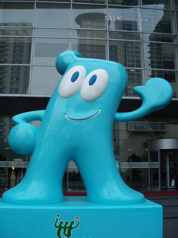 无人,站,举,笑,微笑,竖图,室外,白天,正面,旅游,度假,窗户,标志建筑,地标,建筑,雕塑,上海,中国,亚洲,阴影,艺术,装饰,光线,雕刻,雕像,吉祥物,影子,注视,娱乐,建设,手叉腰,玻璃窗,阳光,工艺品,叉腰,观察,看,托,站着,享受,休闲,上海世博馆,世博馆,上海世博会,世博,世博会,海宝,旅游胜地,放松,观看,纪念,希望,美术,申,愿望,察看,象征,关注,主题,陈列,代表,东亚,上海市,中华人民共和国,沪,华东地区,功能,美学,单手叉腰,举起,举手,举着,向上举,向上伸,向上托,站立,彩图,全身,拟人,shslj1