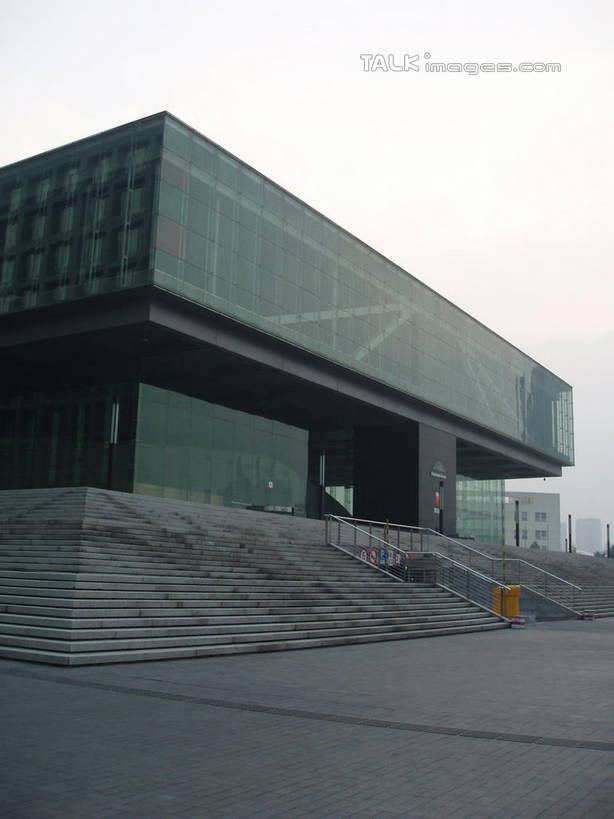 无人,竖图,室外,白天,仰视,旅游,度假,标志建筑,道路,地标,建筑,路,上海,中国,亚洲,阴影,光线,影子,墙,小路,交通,娱乐,建设,墙壁,墙面,蓝色,蓝天,天空,阳光,天,享受,休闲,世博新闻中心,世博中心,上海世博馆,世博馆,上海世博会,世博,世博会,旅游胜地,放松,晴朗,申,东亚,世博园,上海市,万里无云,中华人民共和国,沪,华东地区,晴空,晴空万里,彩图,低角度拍摄,shslj1