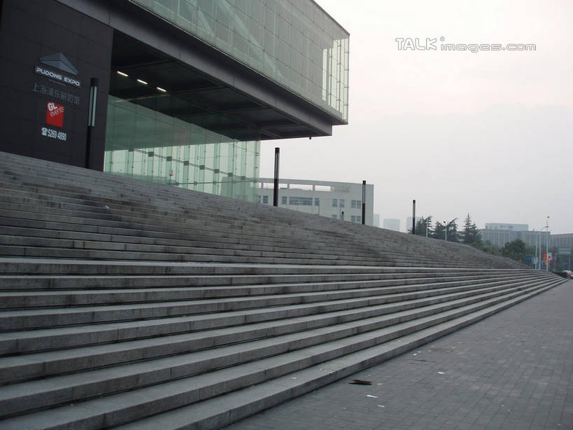 无人,栏杆,横图,室外,白天,正面,旅游,度假,植物,楼梯,标志建筑,道路,地标,建筑,路,上海,中国,亚洲,阴影,光线,扶手,影子,阶梯,墙,小路,交通,娱乐,建设,护栏,墙壁,墙面,台阶,树,树木,蓝色,绿色,蓝天,天空,阳光,自然,天,享受,休闲,世博新闻中心,世博中心,上海世博馆,世博馆,上海世博会,世博,世博会,旅游胜地,放松,生长,晴朗,成长,申,东亚,世博园,上海市,万里无云,中华人民共和国,沪,华东地区,晴空,晴空万里,彩图,shslj1