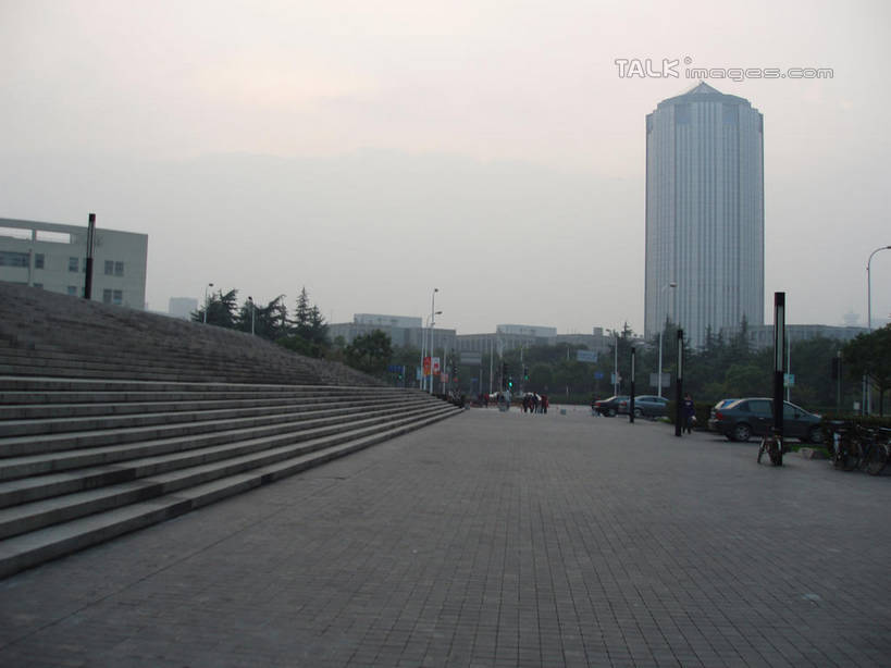 无人,高楼大厦,栏杆,横图,室外,白天,正面,度假,美景,植物,楼梯,城市风光,标志建筑,城市,大厦,地标,建筑,路灯,摩天大楼,照明,上海,中国,亚洲,阴影,光线,扶手,影子,阶梯,景观,建筑群,灯光,娱乐,建设,护栏,台阶,灯,树,树木,绿色,天空,阳光,自然,天,享受,休闲,世博新闻中心,世博中心,上海世博馆,世博馆,上海世博会,世博,世博会,景色,放松,生长,成长,照亮,申,照明设备,东亚,世博园,上海市,中华人民共和国,沪,华东地区,彩图,大楼,高层建筑,高楼,摩天楼,shslj1