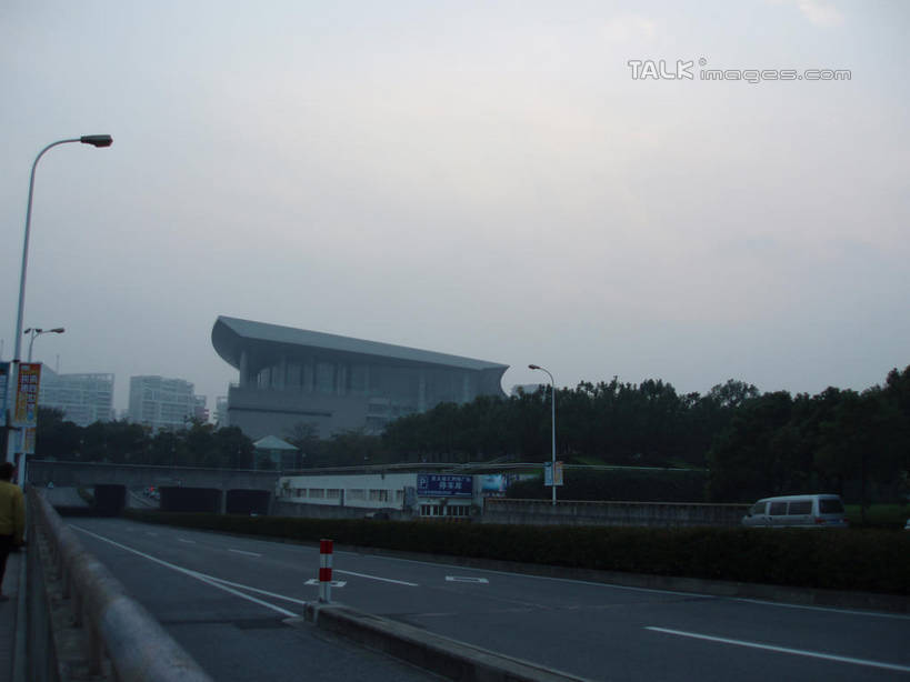 无人,横图,室外,白天,正面,旅游,度假,植物,标志建筑,道路,地标,建筑,路,路灯,公路,汽车,照明,上海,中国,亚洲,灯光,分界线,停车线,交通,娱乐,建设,车,灯,树,树木,绿色,天空,自然,交通工具,轿车,天,享受,休闲,世博新闻中心,世博中心,上海世博馆,世博馆,上海世博会,世博,世博会,旅游胜地,放松,生长,成长,车行道,车行道分界线,照亮,申,照明设备,载具,标线,东亚,车行线,世博园,上海市,中华人民共和国,沪,华东地区,马路,彩图,shslj1