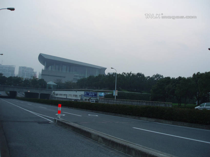 无人,横图,室外,白天,正面,旅游,度假,植物,标志建筑,道路,地标,建筑,路,路灯,公路,汽车,照明,上海,中国,亚洲,分离,灯光,分界线,停车线,交通,警告,娱乐,建设,车,灯,树,树木,绿色,天空,自然,交通工具,轿车,天,享受,休闲,世博新闻中心,世博中心,上海世博馆,世博馆,上海世博会,世博,世博会,旅游胜地,放松,警示,生长,成长,车行道,车行道分界线,隔离,禁止,照亮,申,提醒,照明设备,提示,限制,载具,标线,交通标志,东亚,路锥,车行线,世博园,上海市,中华人民共和国,沪,华东地区,交通锥,危险,马路,彩图,shslj1