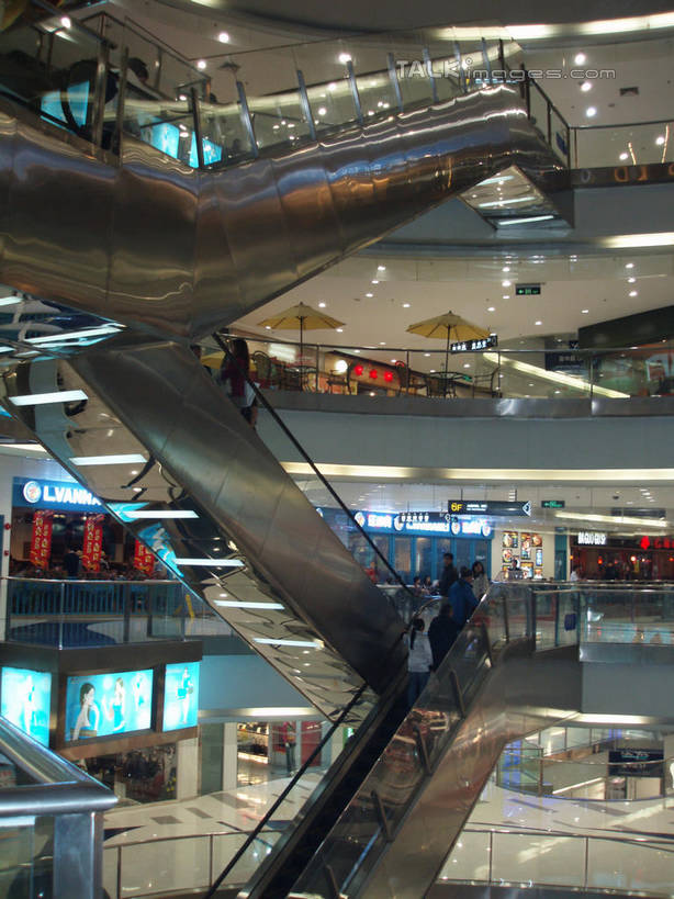 东方人,商店,栏杆,站,走,竖图,室内,白天,正面,购物,度假,消费,美景,城市风光,超市,城市,电梯,商场,上海,中国,亚洲,行人,游客,游人,阴影,服装,光线,影子,电动扶梯,景观,围栏,走道,走廊,过道,灯光,自动扶梯,运输工具,许多人,注视,休闲装,黄种人,娱乐,护栏,路人,旅客,衣服,观察,看,站着,一群人,享受,休闲,休闲服,景色,放松,金融,百货,服饰,观看,申,察看,关注,选购,贸易,百货公司,东亚,上海市,中华人民共和国,沪,华东地区,血拼,过客,男人,男性,年轻男性,年轻女性,女人,女性,亚洲人,步行,散步,站立,走路,半身,彩图,购物商场,购物中心,商业中心,扶手电梯,升降设备,运输带,自动行人电梯,电扶梯,shslj1