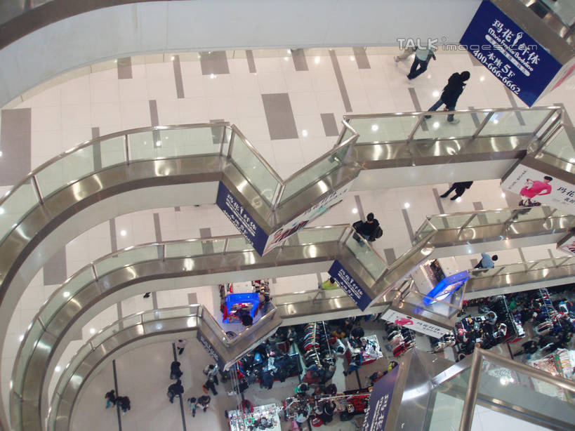 东方人,商店,栏杆,站,走,横图,俯视,室内,白天,购物,度假,消费,美景,城市风光,超市,城市,电梯,商场,上海,中国,亚洲,行人,游客,游人,阴影,服装,光线,影子,电动扶梯,景观,围栏,走道,走廊,过道,灯光,自动扶梯,运输工具,许多人,注视,休闲装,黄种人,娱乐,护栏,路人,旅客,衣服,观察,看,站着,一群人,享受,休闲,休闲服,景色,放松,金融,百货,服饰,观看,申,察看,关注,选购,贸易,百货公司,东亚,上海市,中华人民共和国,沪,华东地区,血拼,过客,男人,男性,年轻男性,年轻女性,女人,女性,亚洲人,步行,散步,站立,走路,半身,彩图,高角度拍摄,购物商场,购物中心,商业中心,扶手电梯,升降设备,运输带,自动行人电梯,电扶梯,shslj1