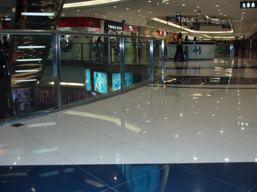 东方人,商店,站,走,横图,室内,白天,正面,购物,度假,消费,美景,城市风光,超市,城市,电梯,商场,照明,上海,中国,亚洲,行人,游客,游人,阴影,服装,光线,瓷砖,地砖,影子,电动扶梯,景观,走道,走廊,过道,灯光,地面,自动扶梯,运输工具,许多人,注视,休闲装,黄种人,娱乐,顶灯,路人,旅客,灯,衣服,灯具,观察,看,站着,一群人,享受,休闲,休闲服,景色,放松,金融,百货,服饰,观看,照亮,申,察看,照明设备,关注,选购,贸易,百货公司,东亚,上海市,中华人民共和国,沪,华东地区,血拼,过客,男人,男性,年轻男性,年轻女性,女人,女性,亚洲人,步行,散步,站立,走路,半身,彩图,购物商场,购物中心,商业中心,扶手电梯,升降设备,运输带,自动行人电梯,电扶梯,shslj1