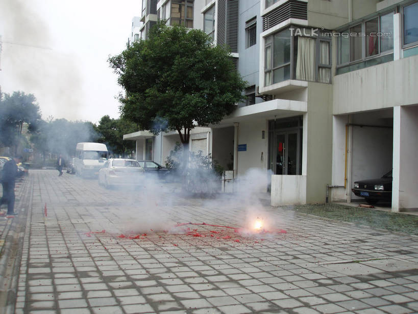 东方人,两个人,家,栏杆,站,横图,室外,白天,正面,植物,汽车,鞭炮,亚洲,服装,房屋,屋子,烟雾,公寓,围栏,休闲装,黄种人,洋房,护栏,楼房,住宅,车,树,树木,衣服,绿色,天空,自然,交通工具,轿车,天,站着,休闲,休闲服,服饰,生长,成长,载具,男人,男性,年轻男性,亚洲人,爆竿,爆仗,爆竹,鞭爆,炮仗,站立,半身,彩图,房子,shslj1