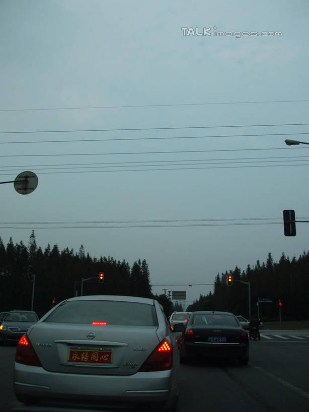 无人,竖图,室外,白天,正面,度假,美景,植物,城市风光,城市,道路,路,路灯,公路,汽车,照明,电力,电线,电线杆,线,景观,灯光,电能,交通,线路,娱乐,车,灯,树,树木,绿色,天空,自然,灯具,交通工具,轿车,天,享受,休闲,景色,放松,警示,生长,成长,电,车灯,尾灯,电源,照亮,提醒,照明设备,提示,载具,能量,马路,彩图,shslj1