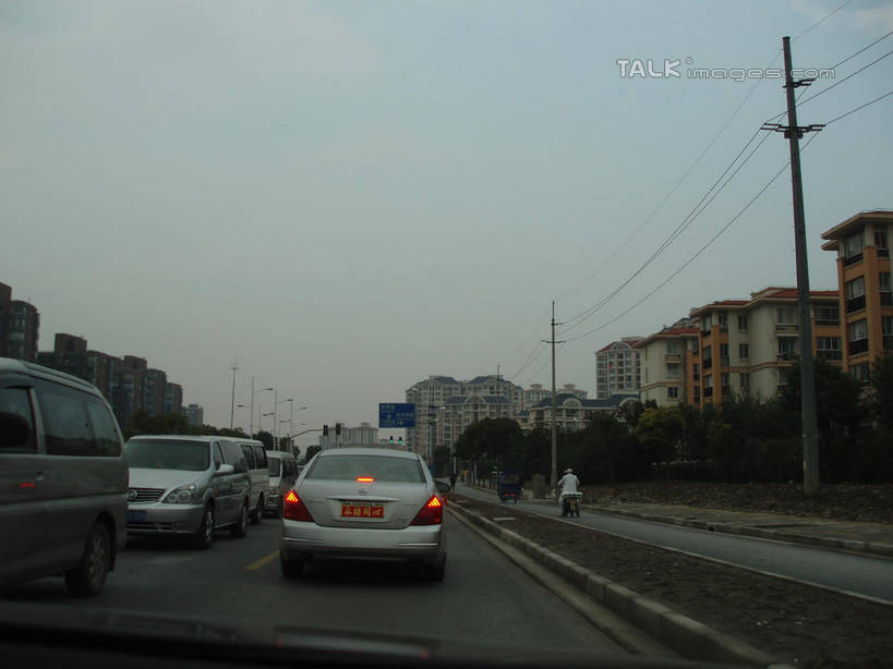 无人,横图,室外,白天,正面,度假,美景,城市风光,城市,道路,路,公路,汽车,照明,电力,电线,电线杆,线,景观,灯光,分界线,电能,停车线,交通,线路,娱乐,车,灯,蓝色,蓝天,天空,灯具,交通工具,轿车,天,享受,休闲,景色,放松,警示,晴朗,电,车灯,尾灯,车行道,车行道分界线,电源,照亮,提醒,照明设备,提示,载具,标线,能量,车行线,万里无云,晴空,晴空万里,马路,彩图,shslj1