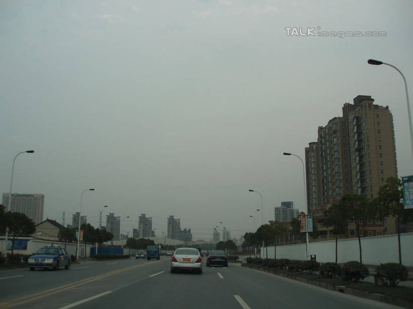 无人,家,栏杆,横图,室外,白天,仰视,度假,美景,植物,城市风光,城市,道路,路,路灯,公路,汽车,照明,房屋,屋子,景观,公寓,围栏,灯光,分界线,停车线,交通,娱乐,洋房,护栏,楼房,住宅,车,灯,树,树木,绿色,天空,自然,交通工具,轿车,天,享受,休闲,景色,放松,生长,成长,车行道,车行道分界线,照亮,照明设备,载具,标线,车行线,马路,彩图,低角度拍摄,房子,shslj1