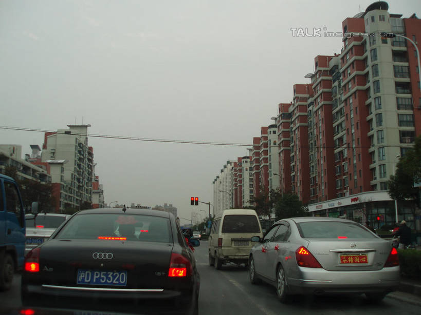 无人,家,栏杆,横图,室外,白天,仰视,度假,美景,植物,城市风光,城市,道路,路,路灯,公路,汽车,照明,房屋,屋子,景观,公寓,围栏,灯光,分界线,停车线,交通,娱乐,洋房,护栏,楼房,住宅,车,灯,树,树木,绿色,天空,自然,灯具,交通工具,轿车,天,享受,休闲,景色,放松,警示,生长,成长,车灯,尾灯,车行道,车行道分界线,照亮,提醒,照明设备,提示,载具,标线,车行线,马路,彩图,低角度拍摄,房子,shslj1