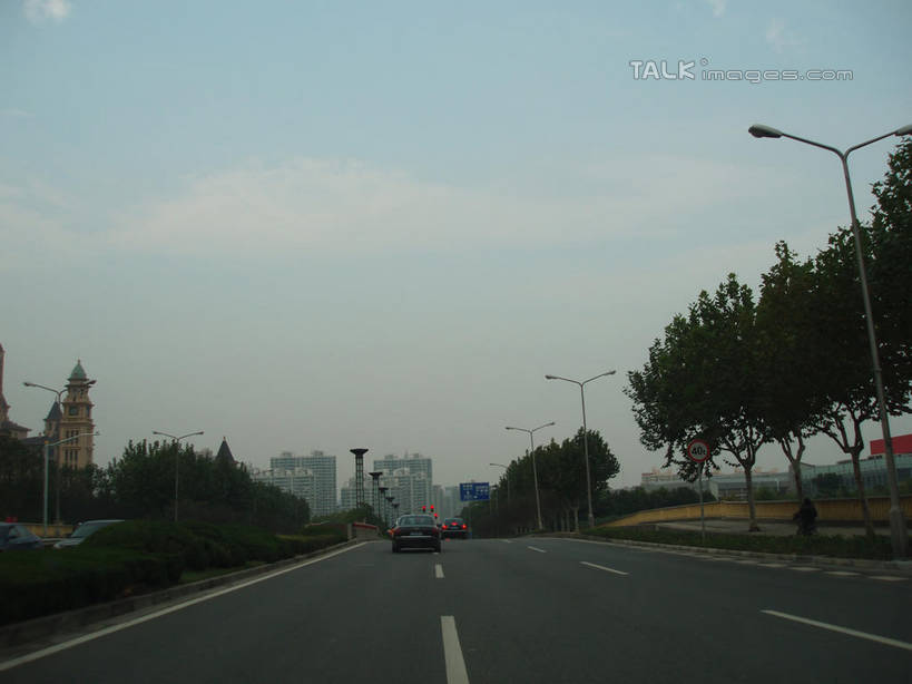 无人,家,横图,室外,白天,正面,度假,美景,植物,城市风光,城市,道路,路,路灯,公路,汽车,照明,阴影,光线,影子,房屋,屋子,景观,云,云朵,公寓,灯光,分界线,停车线,交通,云彩,娱乐,洋房,楼房,住宅,车,灯,树,树木,蓝色,绿色,白云,蓝天,天空,阳光,自然,交通工具,轿车,天,享受,休闲,景色,放松,生长,晴朗,成长,车行道,车行道分界线,照亮,照明设备,载具,标线,车行线,晴空,马路,彩图,房子,shslj1