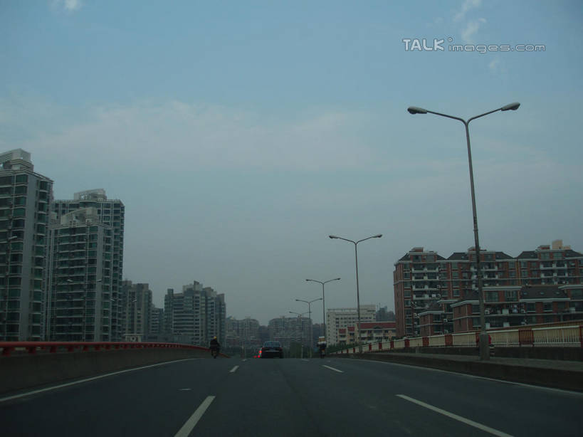 无人,家,栏杆,横图,室外,白天,仰视,度假,美景,城市风光,城市,道路,路,公路,汽车,阴影,光线,影子,房屋,屋子,景观,云,云朵,公寓,围栏,分界线,停车线,交通,云彩,娱乐,洋房,护栏,楼房,住宅,车,蓝色,白云,蓝天,天空,阳光,交通工具,轿车,天,享受,休闲,景色,放松,晴朗,车行道,车行道分界线,载具,标线,车行线,晴空,马路,彩图,低角度拍摄,房子,shslj1