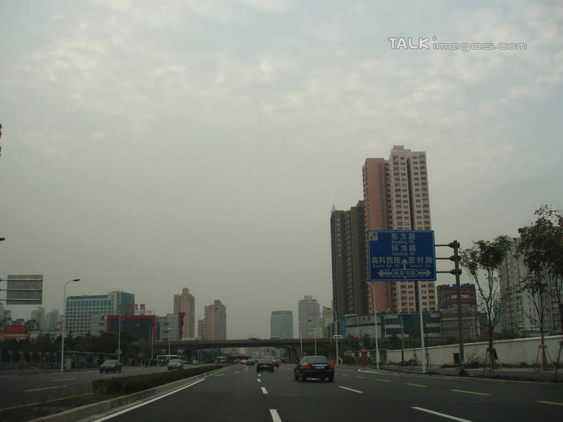 无人,家,横图,室外,白天,正面,度假,安全,美景,植物,城市风光,城市,道路,路,人行横道,公路,汽车,照明,阴影,光线,影子,房屋,屋子,景观,云,云朵,公寓,红绿灯,人行道,灯光,信号灯,交通,云彩,娱乐,洋房,楼房,住宅,车,灯,树,树木,蓝色,绿色,白云,蓝天,天空,阳光,自然,灯具,交通工具,轿车,天,享受,休闲,景色,放松,警示,生长,晴朗,成长,车灯,尾灯,照亮,提醒,照明设备,提示,载具,人行横道线,流通,交通信号灯,行人信号灯,晴空,斑马线,马路,彩图,房子,shslj1