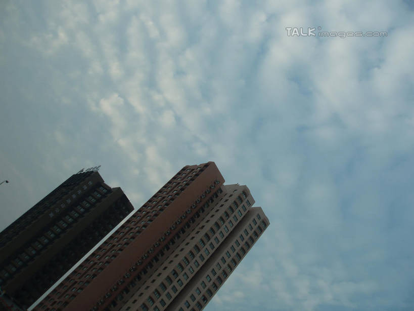 无人,家,横图,室外,白天,仰视,度假,美景,城市风光,城市,阴影,光线,影子,房屋,屋子,景观,云,云朵,公寓,云彩,娱乐,洋房,楼房,住宅,蓝色,白云,蓝天,天空,阳光,天,享受,休闲,景色,放松,晴朗,晴空,彩图,低角度拍摄,房子,shslj1