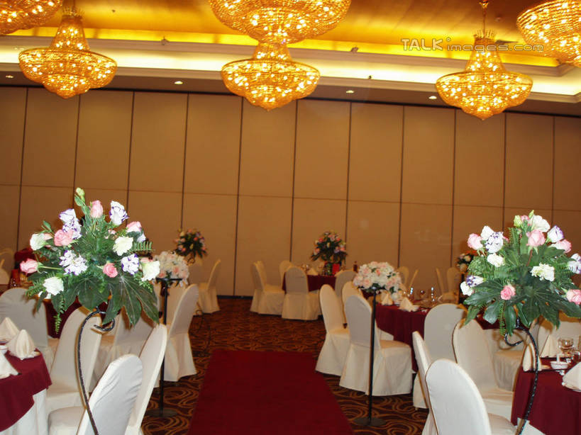 无人,横图,室内,白天,正面,婚礼,快乐,餐桌,地毯,桌子,酒店,椅子,照明,阴影,庆祝,装饰,盛开,编织,光线,影子,手工艺品,灯光,织物,结婚,花蕾,顶灯,灯,花,花瓣,花朵,鲜花,工艺品,灯具,花苞,花蕊,喜庆,餐台,纪念,华丽,修饰,照亮,点缀,照明设备,衬托,美观,雅致,雅观,彩图,高兴,旅店,shslj1